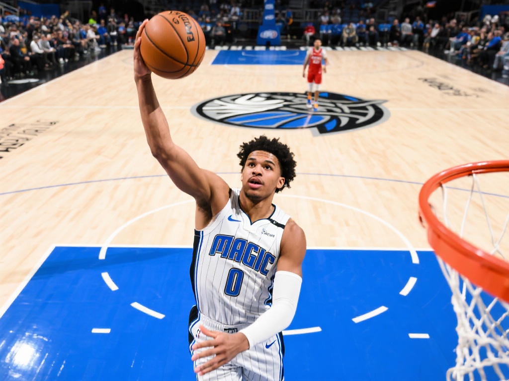 通过赛季表现数据可以观察到，班凯罗的篮板